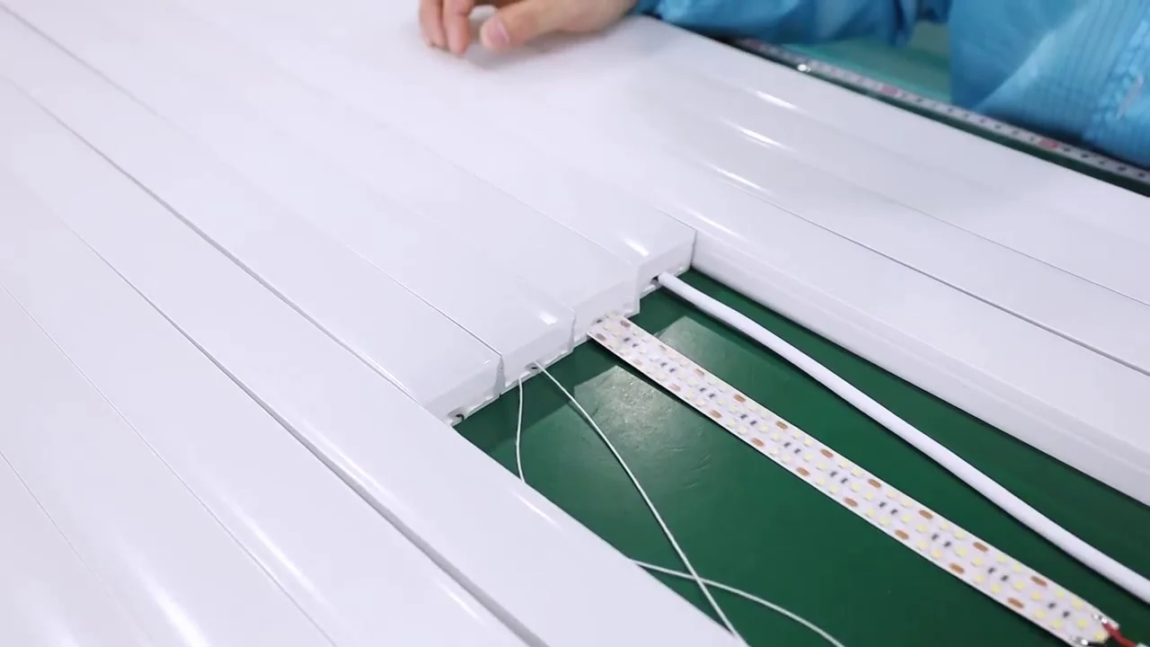 Profile lengths, cable leads and LED strip placement on the production bench, followed by flexible assembly handling.